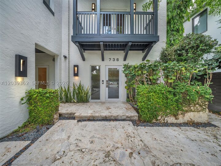 Property Photo: 736 NE 17th Way FL 33304