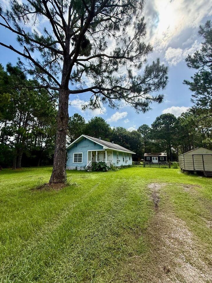 Property Photo: 411 9th St TX 77665