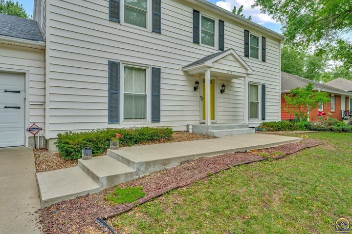 Property Photo:  1512 SW Ward Pky  KS 66604 