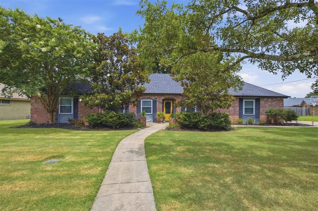 Property Photo: 728 Jefferson Drive LA 70605
