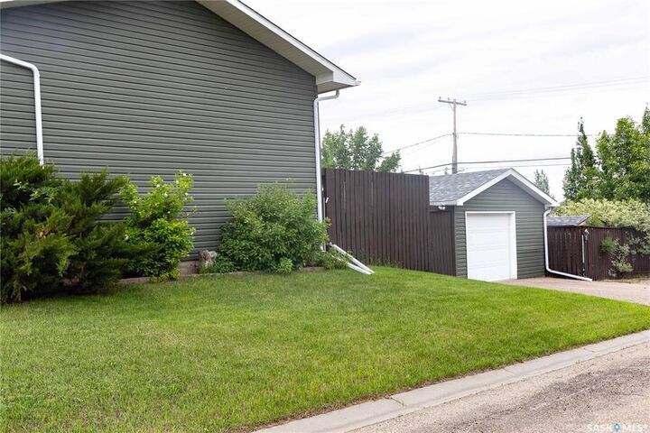 Property Photo: 600 5th Avenue W SK S0H 0B0