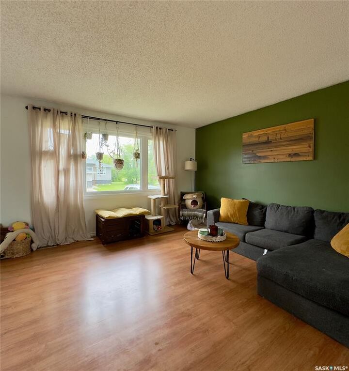 Property Photo:  6007 Neufeld Avenue  SK S0K 4R0 
