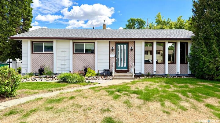 Property Photo:  10 Stewart Avenue  SK S7L 3S6 