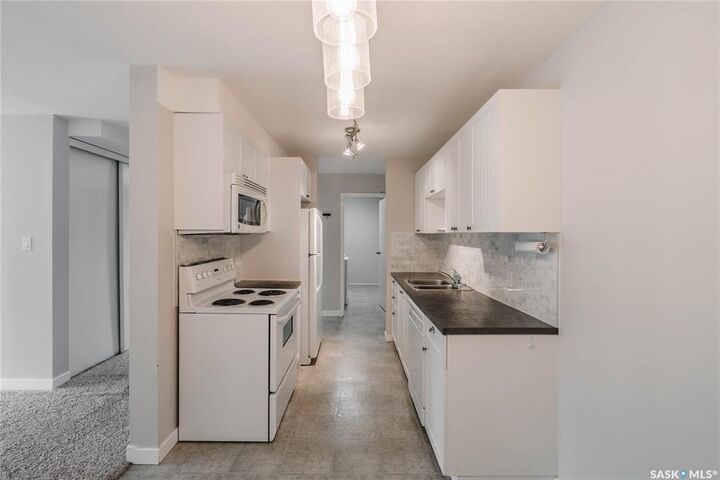 Property Photo: 425 115th Street E 1423 SK S7N 2E5