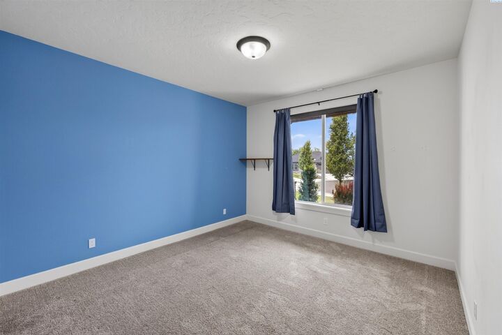 Property Photo: 642 E 32nd Court WA 99337