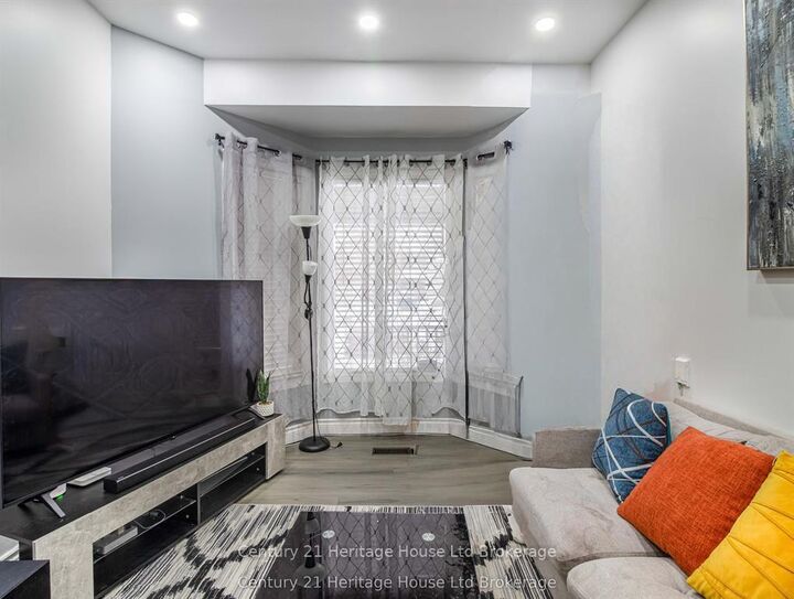 Property Photo:  8 Mohican Drive  ON N4T 1H5 