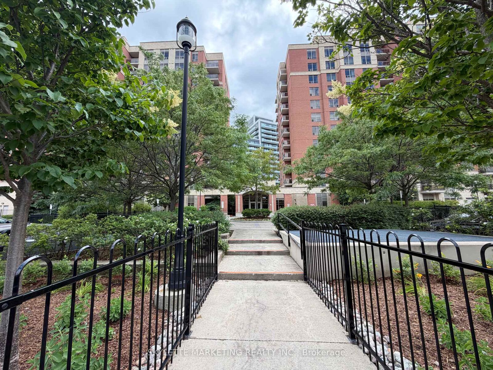 Property Photo: 75 King William Crescent Ph13 ON L4B 0C1