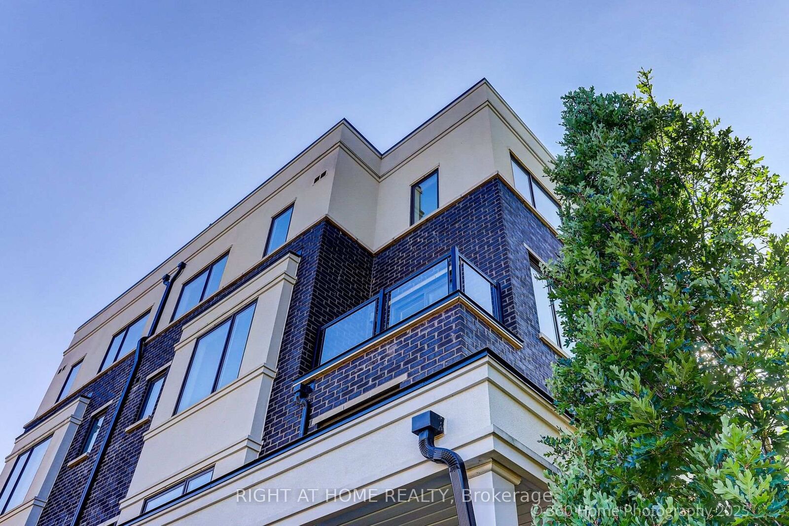 Property Photo:  200 Alex Gardner Circle 28  ON L4G 3G5 