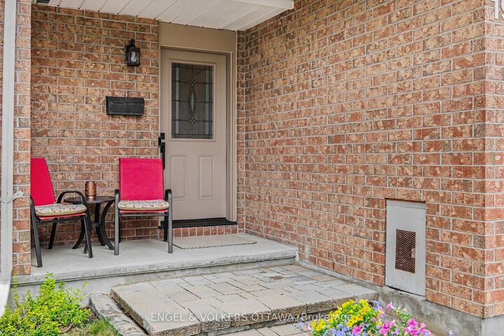 Property Photo: 19 Riverbank Court ON K2S 1V7