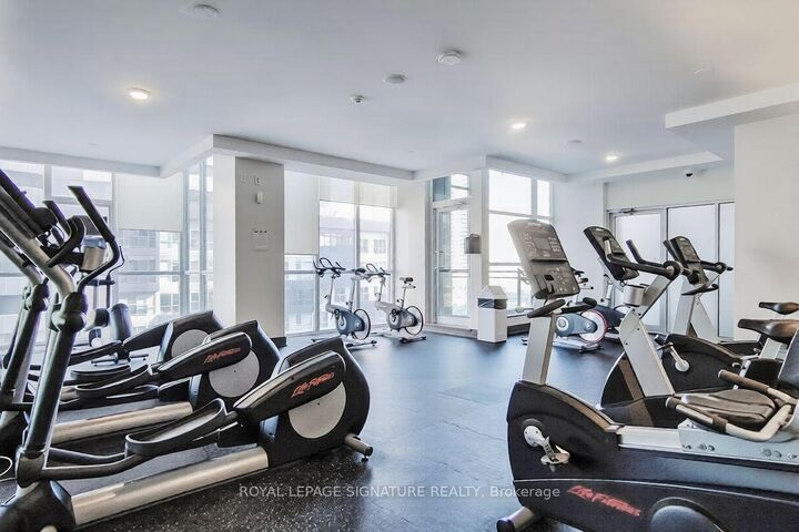 Property Photo: 4070 Confederation Parkway 2109 ON L5B 0E9