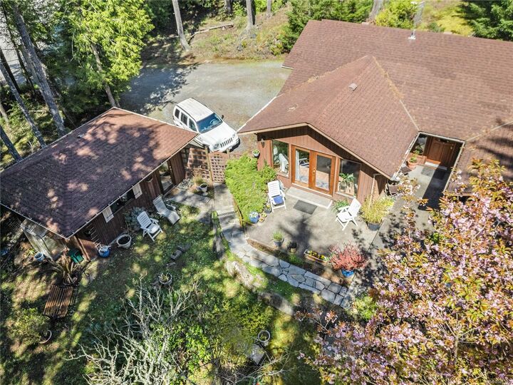 Property Photo: 112 Cairns Pl BC V8K 2K9