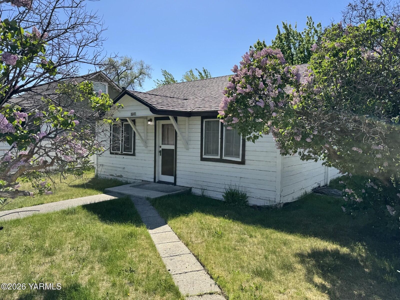 Property Photo: 708 N 24th Ave WA 98902