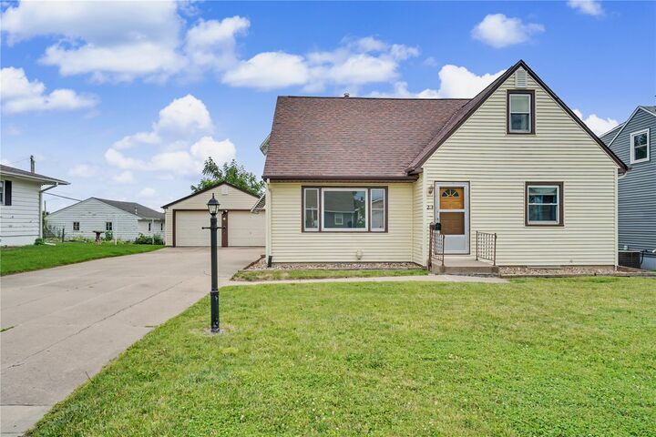 Property Photo:  23 24th Avenue SW  IA 52404 