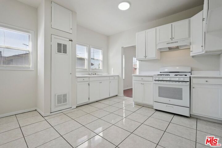 Property Photo:  1464 3/4 W 35th Pl  CA 90018 