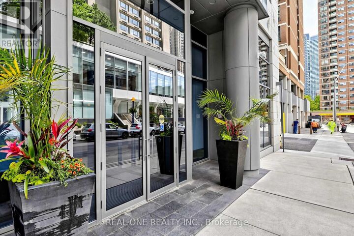 Property Photo:  21 Balmuto Street 1603  ON M4Y 1W4 