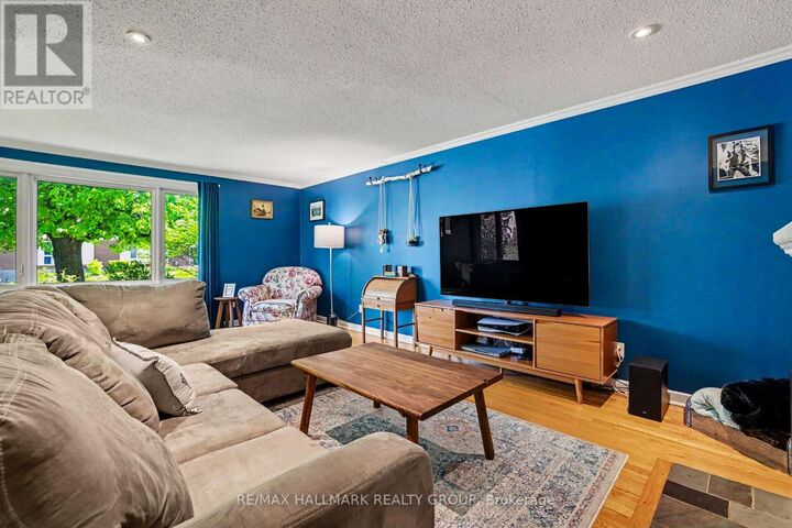 Property Photo:  33 Newbury Avenue  ON K2E 6K7 