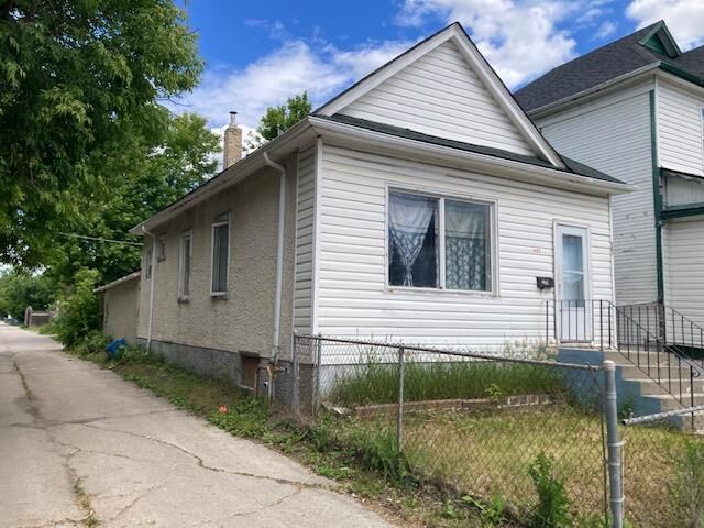 Property Photo: 481 Mountain Avenue MB R2W 1K6