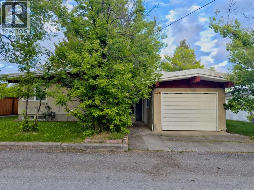 Property Photo:  2021 73 Street  AB T0K 0M0 