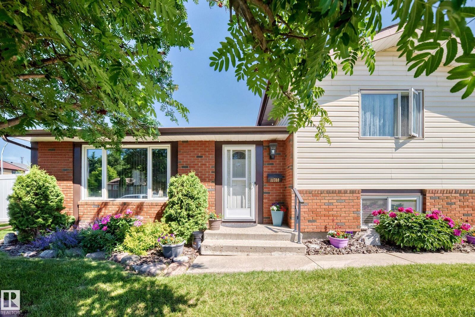Property Photo:  11708 138 Avenue NW  AB T5X 3P4 