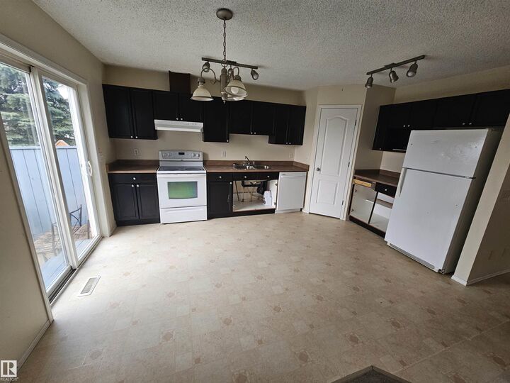 Property Photo:  3 Grove Meadow Drive 27  AB T7X 4L9 