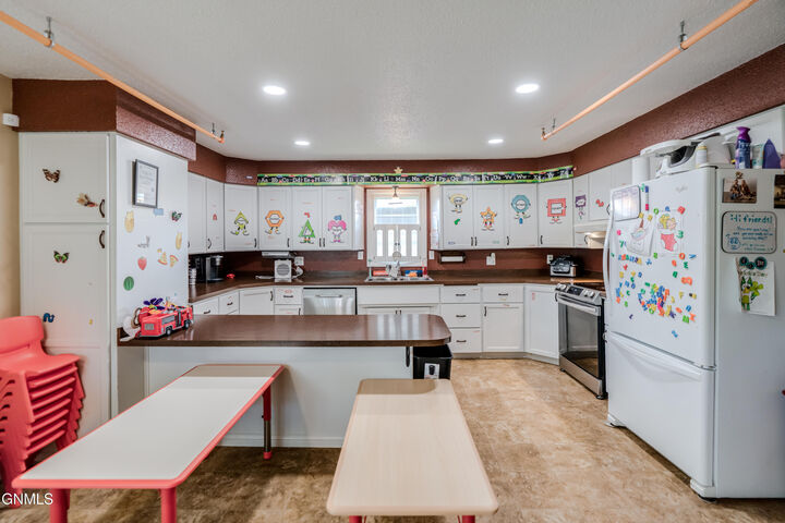 Property Photo:  505 Collins Avenue  ND 58554 