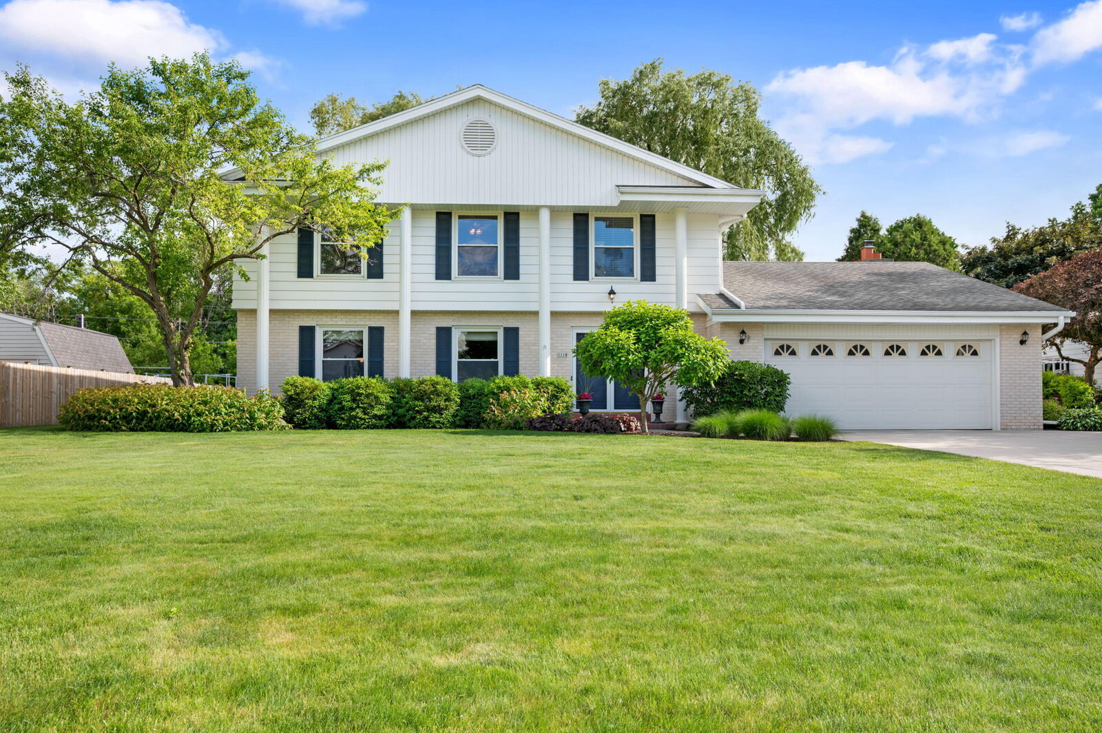 Property Photo:  1119 W Fairfield Ct  WI 53217 