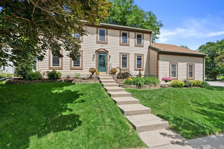 Property Photo:  1237 Cavalier Dr  WI 53186 