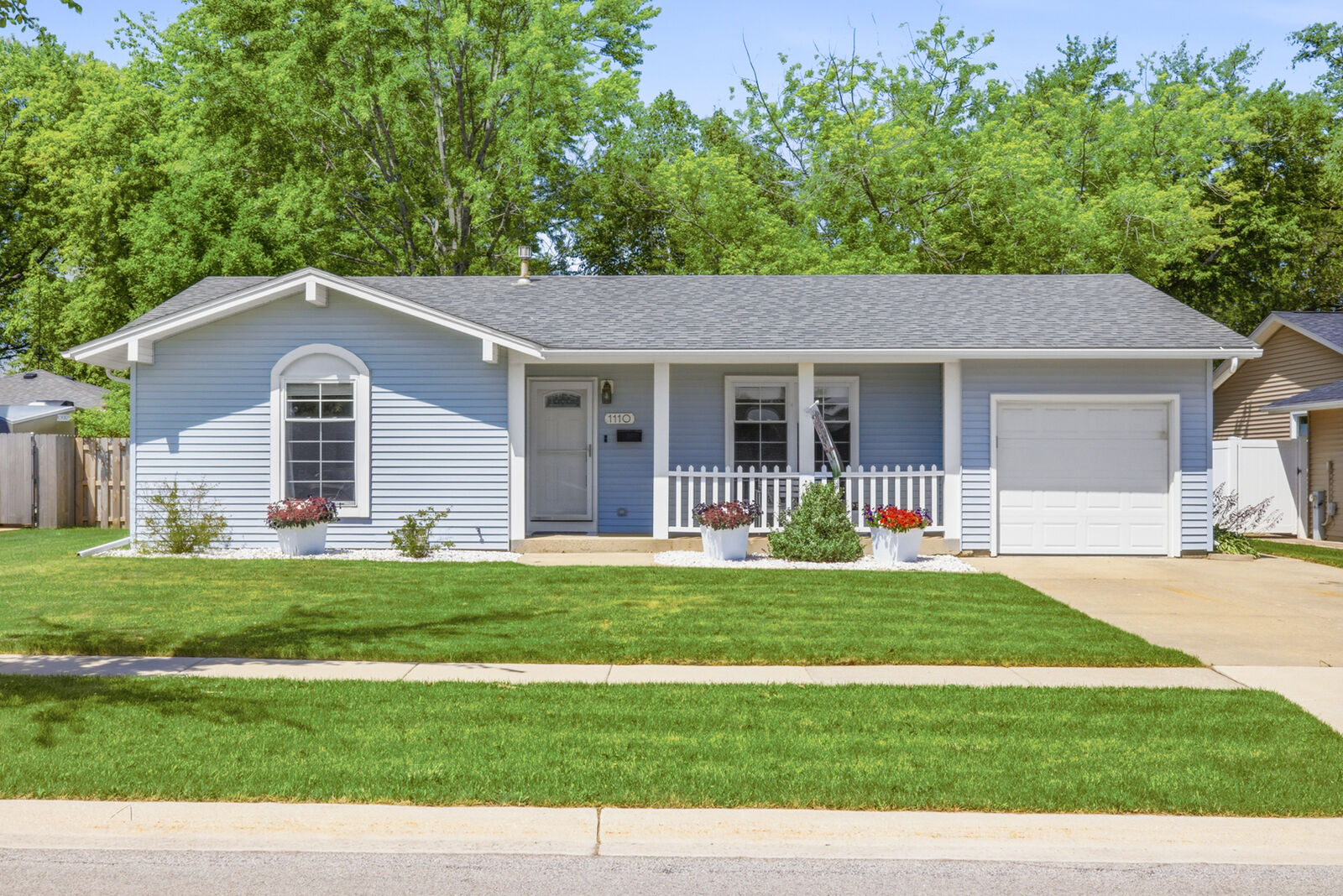 Property Photo: 1110 W Glenn Trail IL 60007