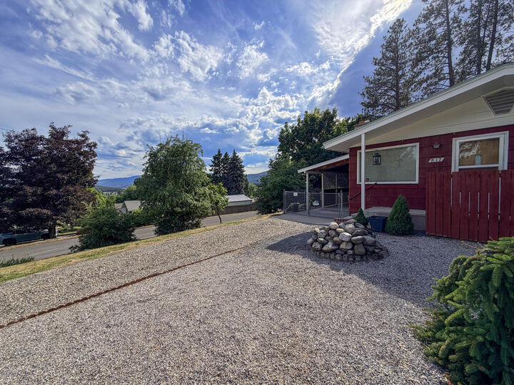 Property Photo:  817 N Hofstetter St  WA 99114 