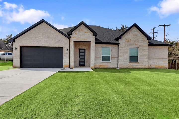 Property Photo: 2217 S Peachtree Court TX 75020