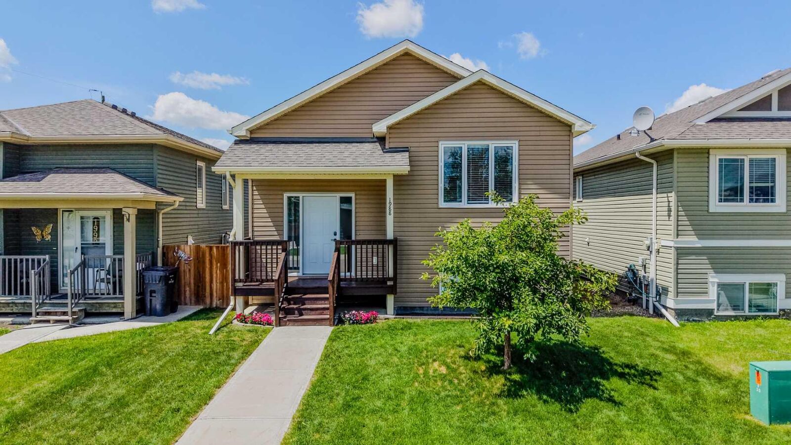 Property Photo:  1988 Parkside Way  AB T1M 0B9 