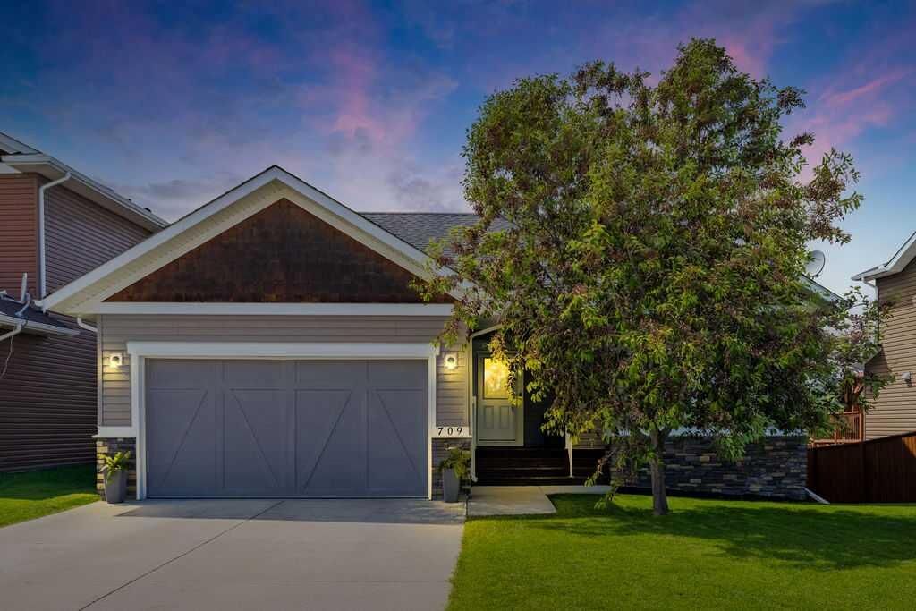 Property Photo:  709 3 Street SW  AB T0L 0H0 