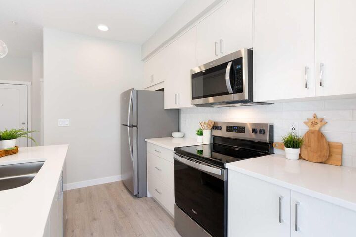 Property Photo:  660 Shawnee Square 111  AB T2Y 0X6 