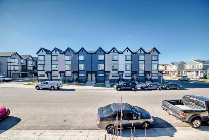 Property Photo: 30 Evanscrest Park NW AB T3P 1R3