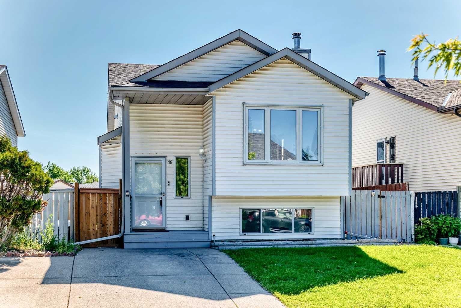 Property Photo:  18 Erin Ridge Court SE  AB T2B 3B2 