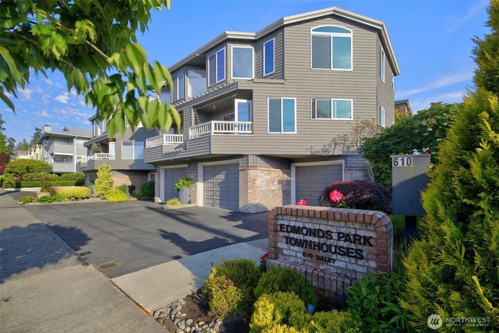 Property Photo:  610  Daley Street E  WA 98020 