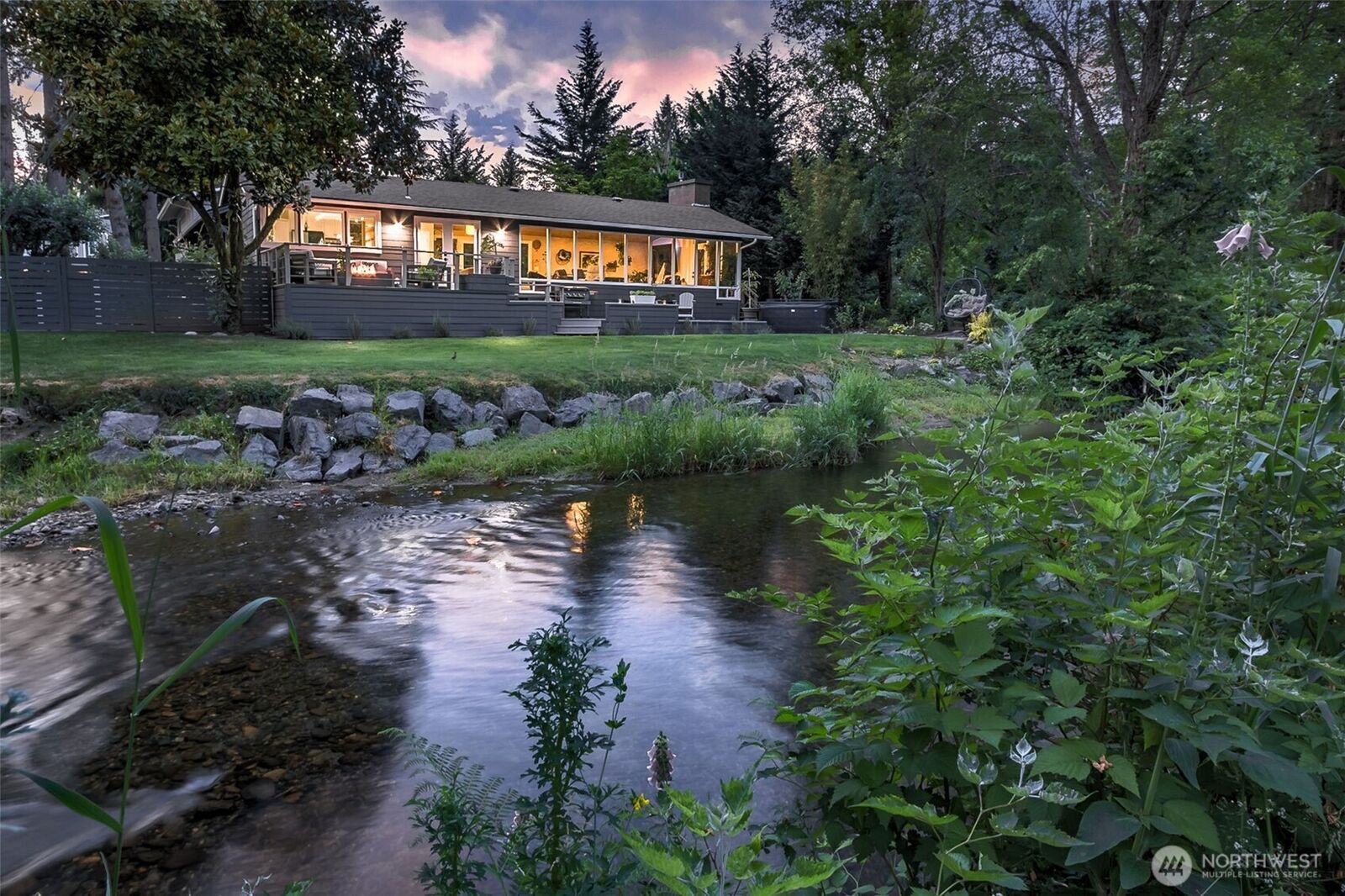 Property Photo:  501 SE Sycamore Place  WA 98027 