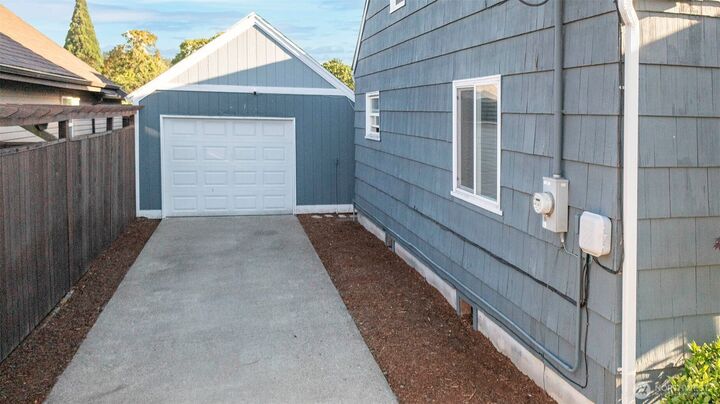 Property Photo: 1204 4th Avenue SE WA 98372