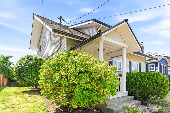 Property Photo:  3715  Walnut Avenue SW  WA 98116 