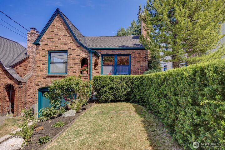 Property Photo:  2714  Queen Anne Avenue N  WA 98109 