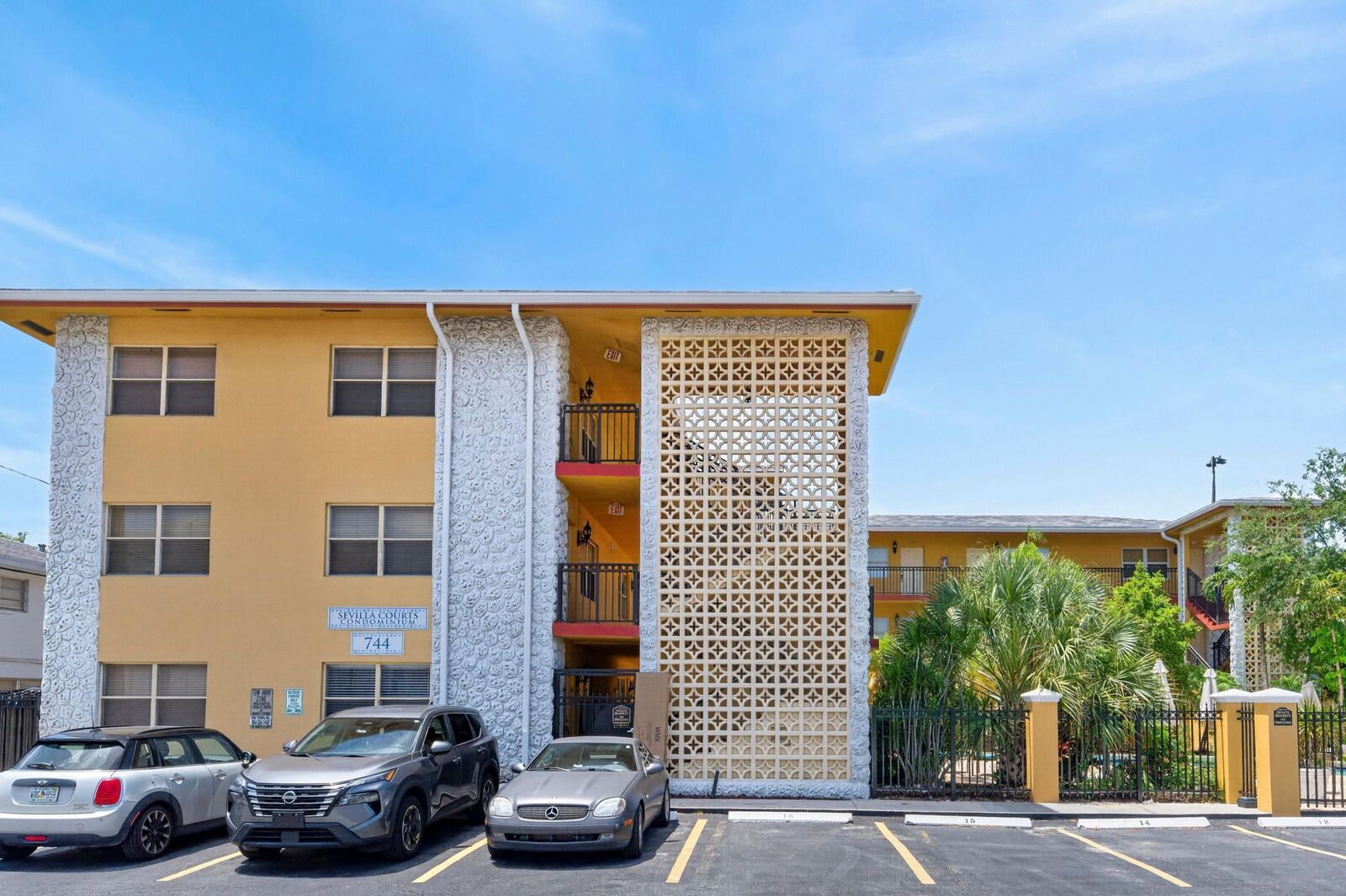 Property Photo:  744 NE 14th Avenue  FL 33304 