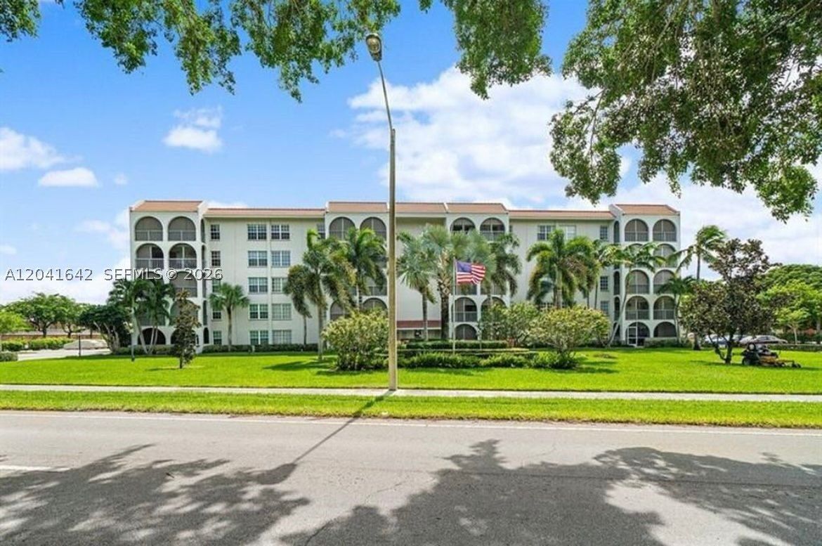 Property Photo:  250 NE 20th St 3030  FL 33431 