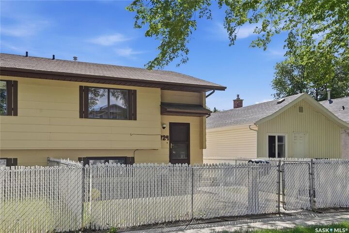 Property Photo:  724 M Avenue S  SK S7M 2L4 