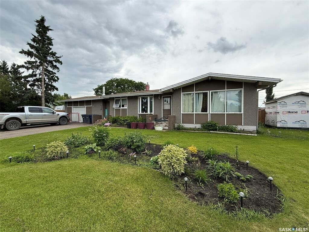 Property Photo:  221 Macaskill Avenue  SK S0M 0Y0 