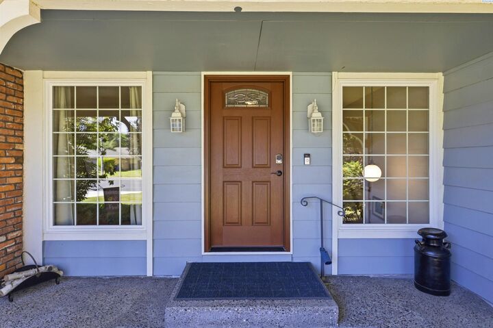 Property Photo:  141 Spengler St  WA 99354 