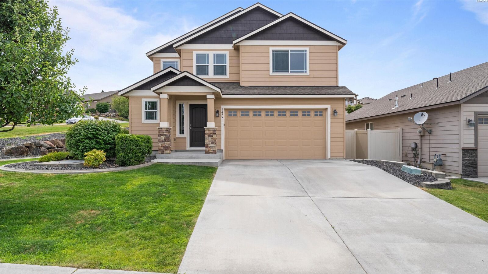 Property Photo:  1455 Azalea Ave  WA 99352 