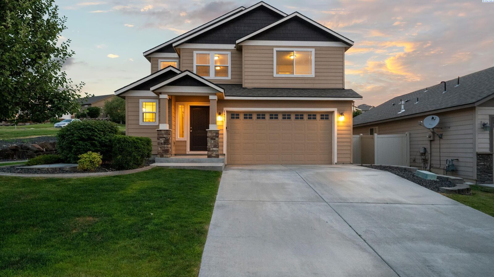 Property Photo:  1455 Azalea Ave  WA 99352 