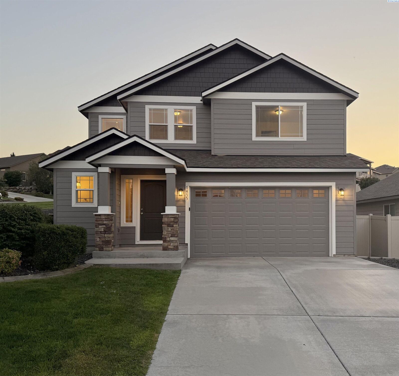 Property Photo: 1455 Azalea Ave WA 99352