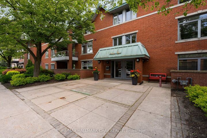 Property Photo: 21 Kempenfelt Drive 103 ON L4M 1B8