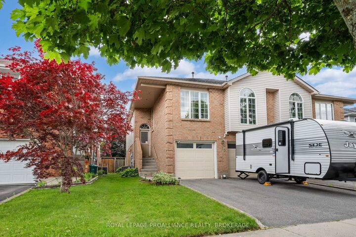 Property Photo: 653 Barnsley Crescent ON K7M 8X4
